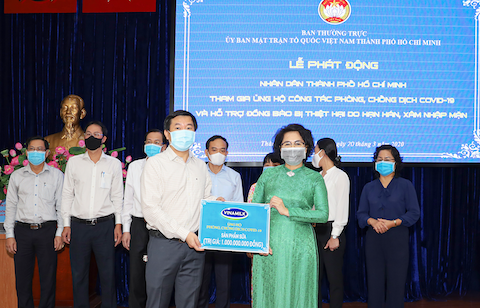 Vinamilk[-]đồng[-]hành[-]tiếp[-]sức[-]cho[-]đội[-]ngũ[-]cán[-]bộ[-]y[-]tế[-]chống[-]dịch[-]COVID-19